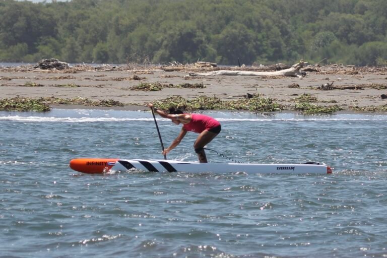 Ricardo Ávila y Mariecarmen Rivera llevan a Puerto Rico a lo más alto del SUP Race Continental, haciendo historia con doble oro.